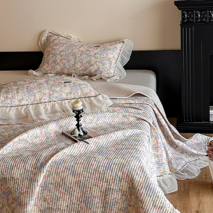 91家纺网 家纺一手货源 找家纺 蓝邻家纺 2025春夏新款全棉纯棉双层纱织带款床盖-场景一 床盖-暖阳绿意