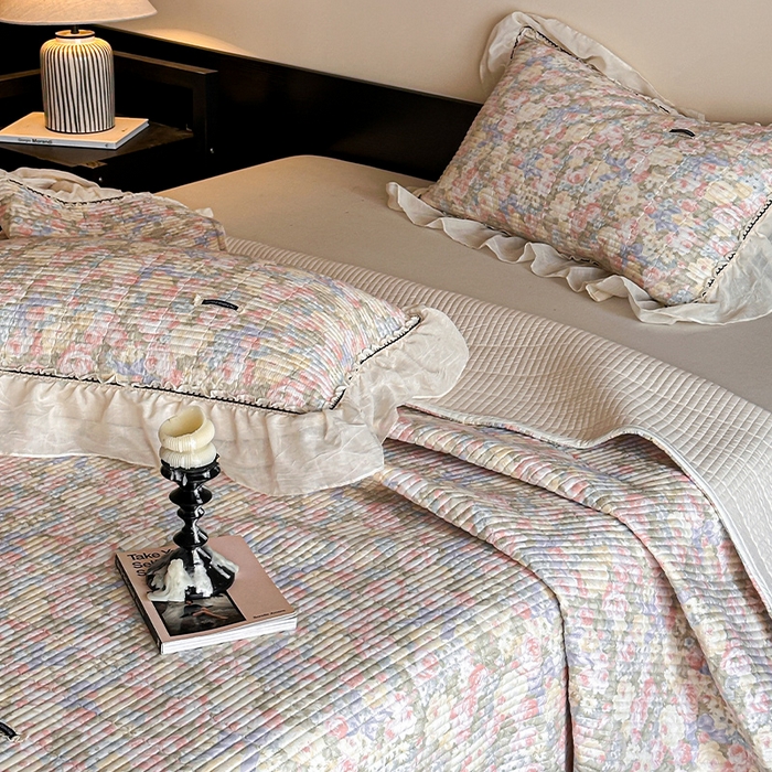 91家纺网 家纺一手货源 找家纺 蓝邻家纺 2025春夏新款全棉纯棉双层纱织带款床盖-场景一 床盖-暖阳绿意