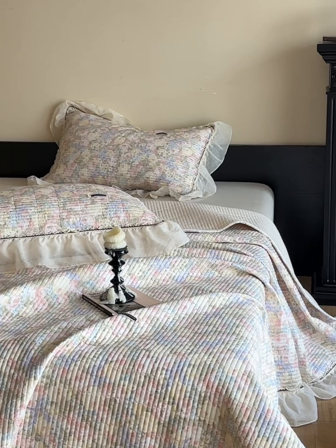 91家纺网 家纺一手货源 找家纺 蓝邻家纺 2025春夏新款全棉纯棉双层纱织带款床盖-场景一 床盖-暖阳绿意