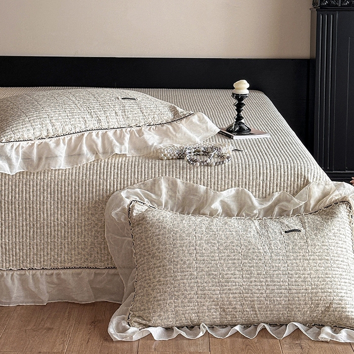 91家纺网 家纺一手货源 找家纺 蓝邻家纺 2025春夏新款全棉纯棉双层纱织带款床盖-场景一 床盖-蔷薇花露-绿