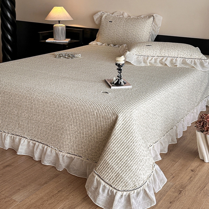 91家纺网 家纺一手货源 找家纺 蓝邻家纺 2025春夏新款全棉纯棉双层纱织带款床盖-场景一 床盖-蔷薇花露-绿