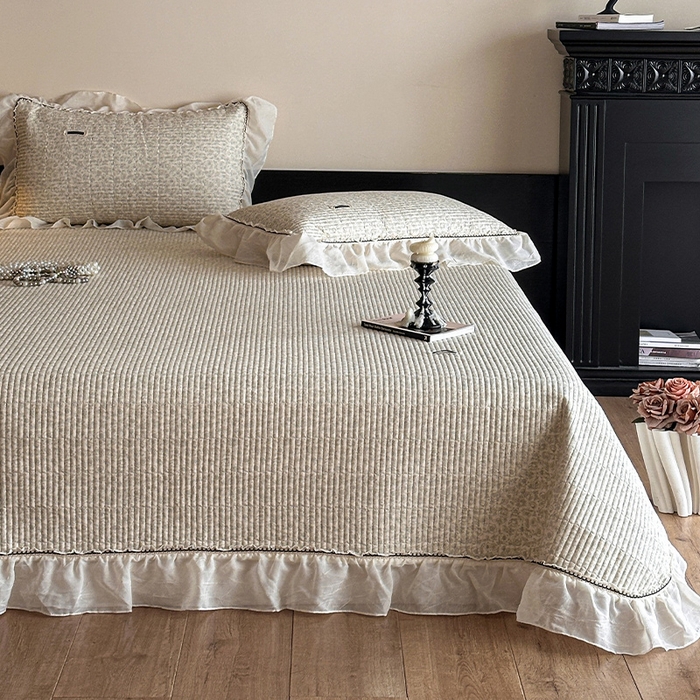 91家纺网 家纺一手货源 找家纺 蓝邻家纺 2025春夏新款全棉纯棉双层纱织带款床盖-场景一 床盖-蔷薇花露-绿