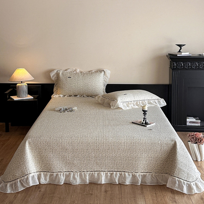 91家纺网 家纺一手货源 找家纺 蓝邻家纺 2025春夏新款全棉纯棉双层纱织带款床盖-场景一 床盖-蔷薇花露-绿