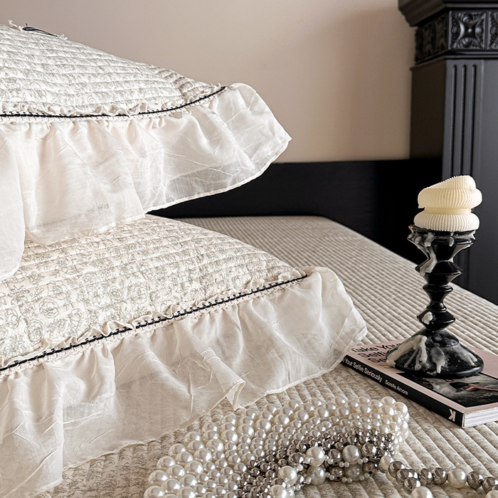 91家纺网 家纺一手货源 找家纺 蓝邻家纺 2025春夏新款全棉纯棉双层纱织带款床盖-场景一 床盖-蔷薇花露-绿