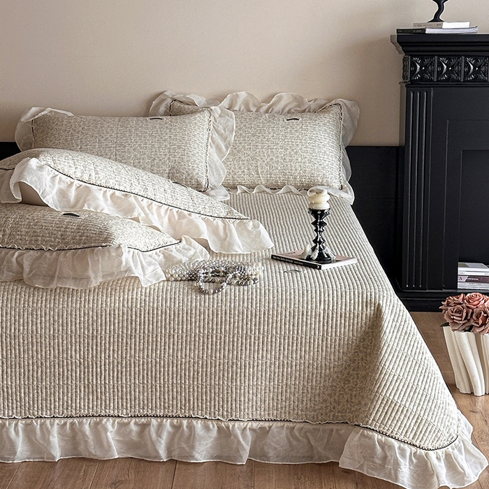 91家纺网 家纺一手货源 找家纺 蓝邻家纺 2025春夏新款全棉纯棉双层纱织带款床盖-场景一 床盖-蔷薇花露-绿