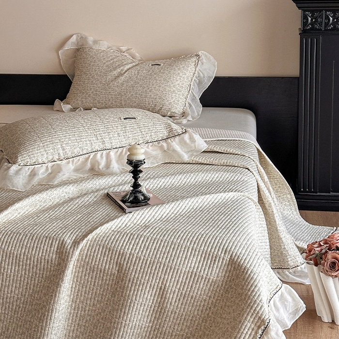 91家纺网 家纺一手货源 找家纺 蓝邻家纺 2025春夏新款全棉纯棉双层纱织带款床盖-场景一 床盖-蔷薇花露-绿