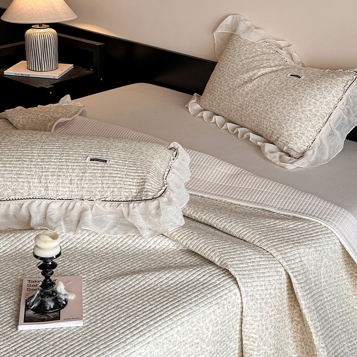 91家纺网 家纺一手货源 找家纺 蓝邻家纺 2025春夏新款全棉纯棉双层纱织带款床盖-场景一 床盖-蔷薇花露-绿