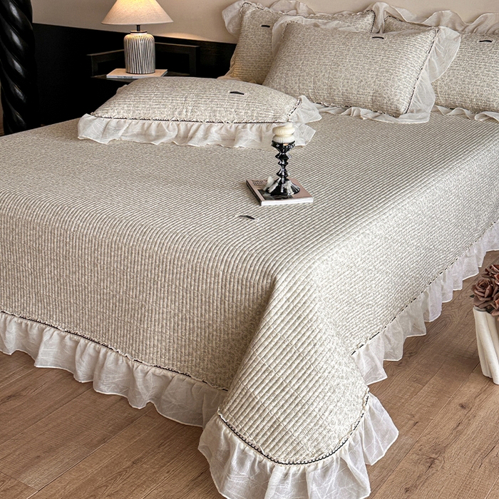 91家纺网 家纺一手货源 找家纺 蓝邻家纺 2025春夏新款全棉纯棉双层纱织带款床盖-场景一 床盖-蔷薇花露-绿