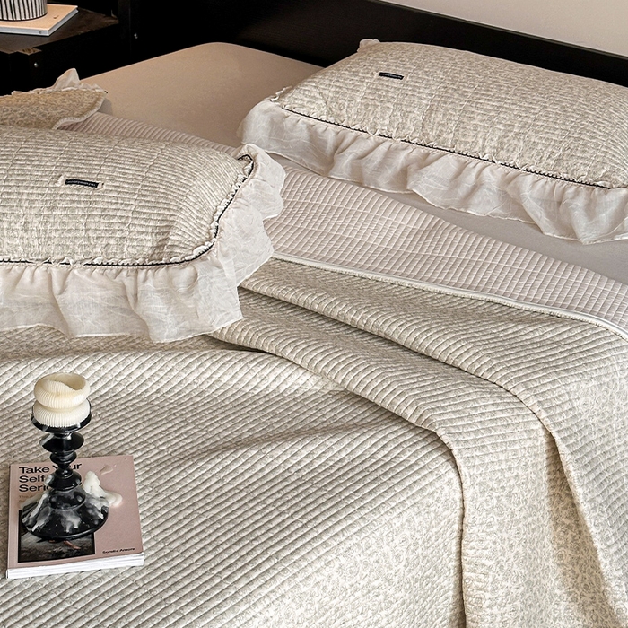 91家纺网 家纺一手货源 找家纺 蓝邻家纺 2025春夏新款全棉纯棉双层纱织带款床盖-场景一 床盖-蔷薇花露-绿