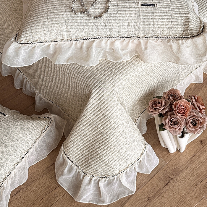 91家纺网 家纺一手货源 找家纺 蓝邻家纺 2025春夏新款全棉纯棉双层纱织带款床盖-场景一 床盖-蔷薇花露-绿