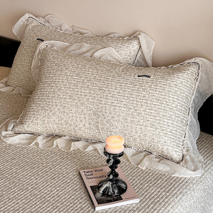 91家纺网 家纺一手货源 找家纺 蓝邻家纺 2025春夏新款全棉纯棉双层纱织带款床盖-场景一 床盖-蔷薇花露-绿