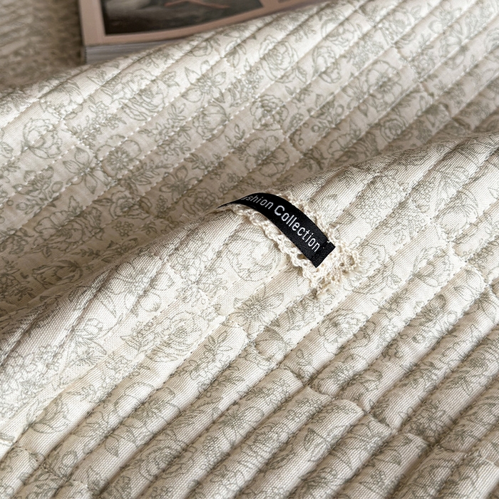 91家纺网 家纺一手货源 找家纺 蓝邻家纺 2025春夏新款全棉纯棉双层纱织带款床盖-场景一 床盖-蔷薇花露-绿