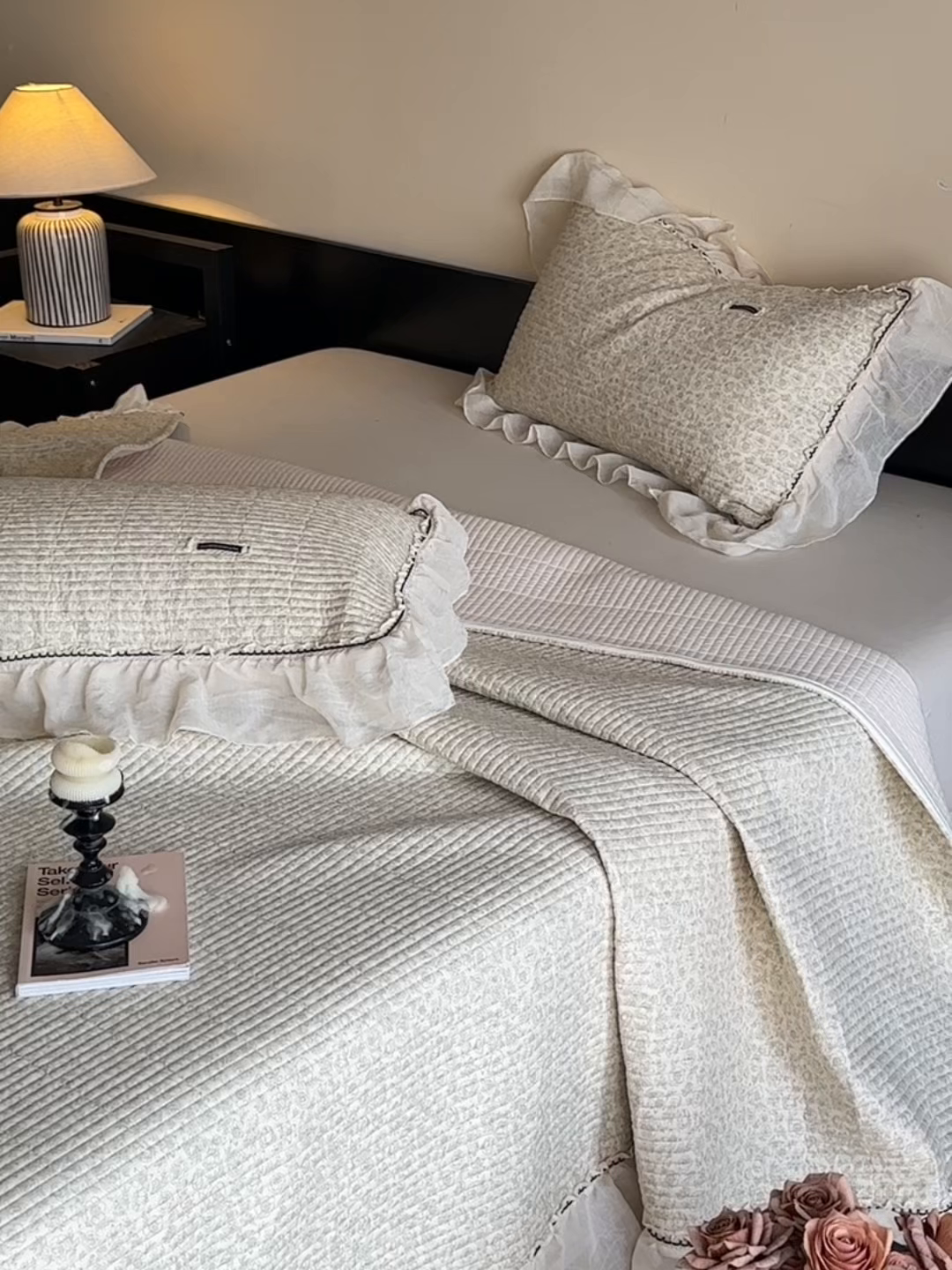 91家纺网 家纺一手货源 找家纺 蓝邻家纺 2025春夏新款全棉纯棉双层纱织带款床盖-场景一 床盖-蔷薇花露-绿