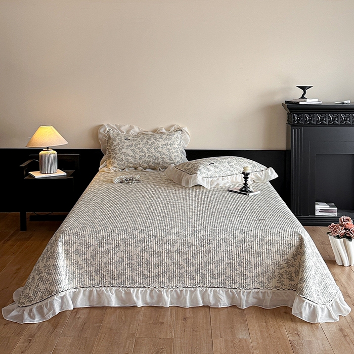 91家纺网 家纺一手货源 找家纺 蓝邻家纺 2025春夏新款全棉纯棉双层纱织带款床盖-场景一 床盖-瑞莎-深灰