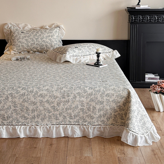 91家纺网 家纺一手货源 找家纺 蓝邻家纺 2025春夏新款全棉纯棉双层纱织带款床盖-场景一 床盖-瑞莎-深灰