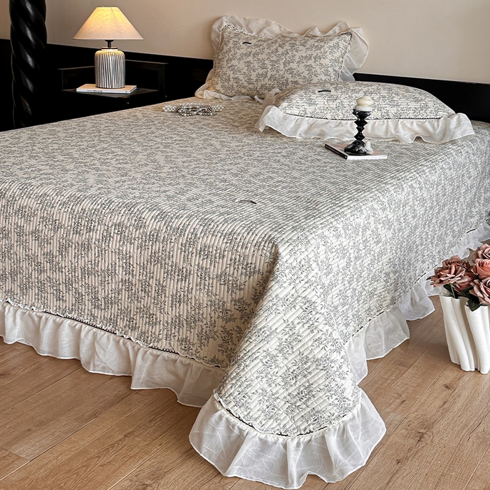 91家纺网 家纺一手货源 找家纺 蓝邻家纺 2025春夏新款全棉纯棉双层纱织带款床盖-场景一 床盖-瑞莎-深灰