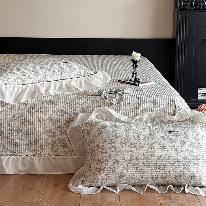 91家纺网 家纺一手货源 找家纺 蓝邻家纺 2025春夏新款全棉纯棉双层纱织带款床盖-场景一 床盖-瑞莎-深灰