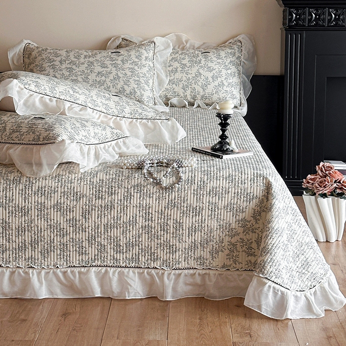 91家纺网 家纺一手货源 找家纺 蓝邻家纺 2025春夏新款全棉纯棉双层纱织带款床盖-场景一 床盖-瑞莎-深灰