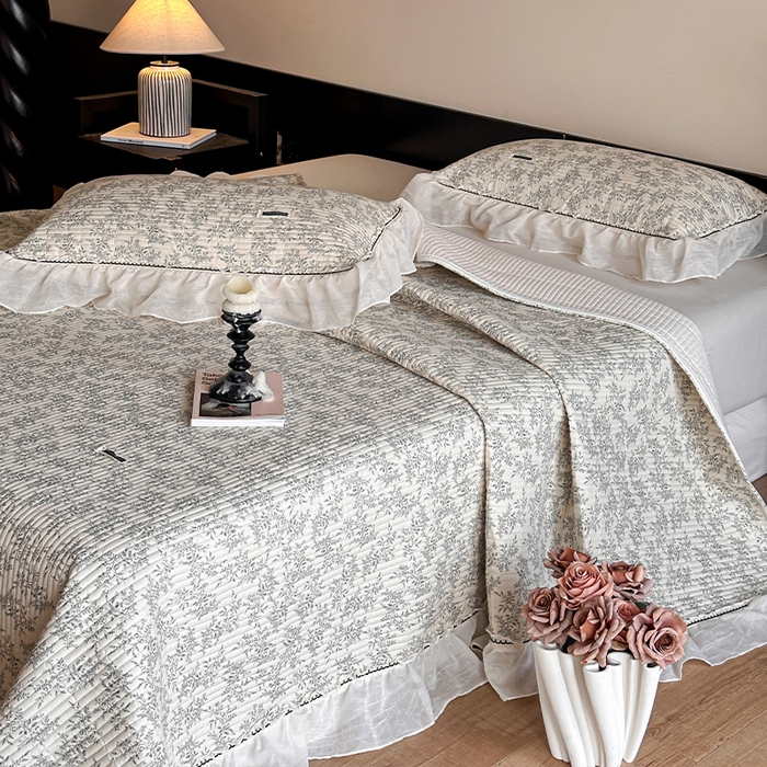 91家纺网 家纺一手货源 找家纺 蓝邻家纺 2025春夏新款全棉纯棉双层纱织带款床盖-场景一 床盖-瑞莎-深灰