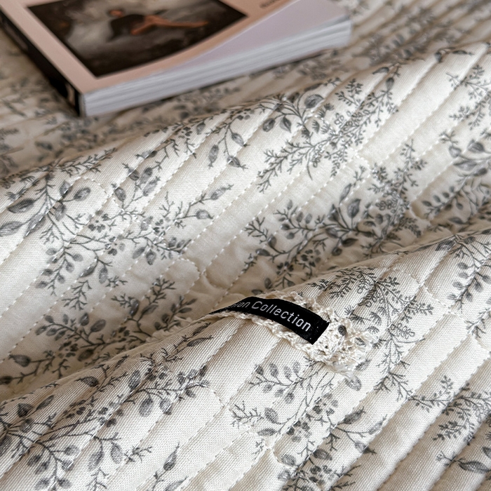 91家纺网 家纺一手货源 找家纺 蓝邻家纺 2025春夏新款全棉纯棉双层纱织带款床盖-场景一 床盖-瑞莎-深灰