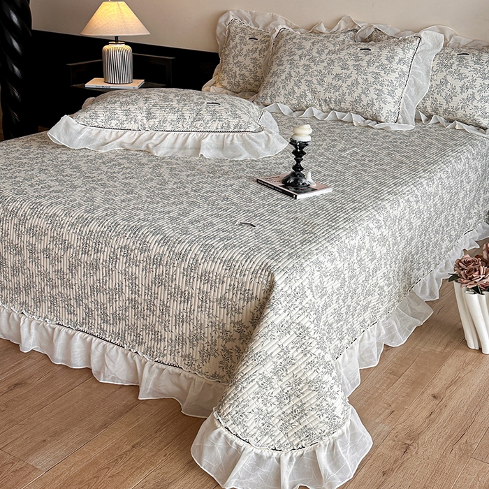 91家纺网 家纺一手货源 找家纺 蓝邻家纺 2025春夏新款全棉纯棉双层纱织带款床盖-场景一 床盖-瑞莎-深灰