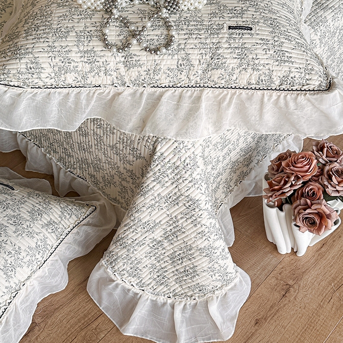 91家纺网 家纺一手货源 找家纺 蓝邻家纺 2025春夏新款全棉纯棉双层纱织带款床盖-场景一 床盖-瑞莎-深灰