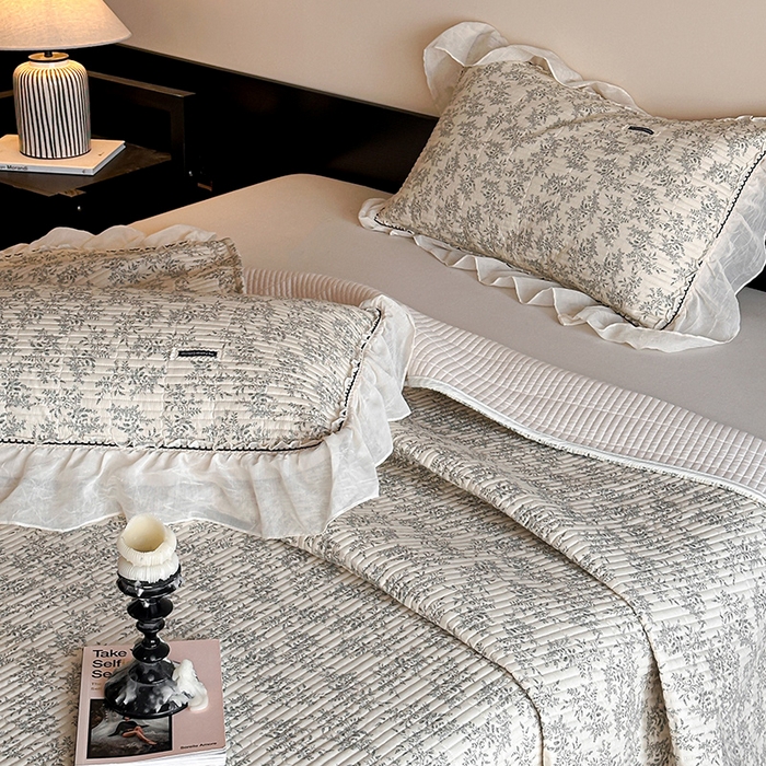 91家纺网 家纺一手货源 找家纺 蓝邻家纺 2025春夏新款全棉纯棉双层纱织带款床盖-场景一 床盖-瑞莎-深灰