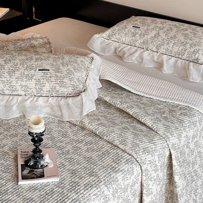 91家纺网 家纺一手货源 找家纺 蓝邻家纺 2025春夏新款全棉纯棉双层纱织带款床盖-场景一 床盖-瑞莎-深灰