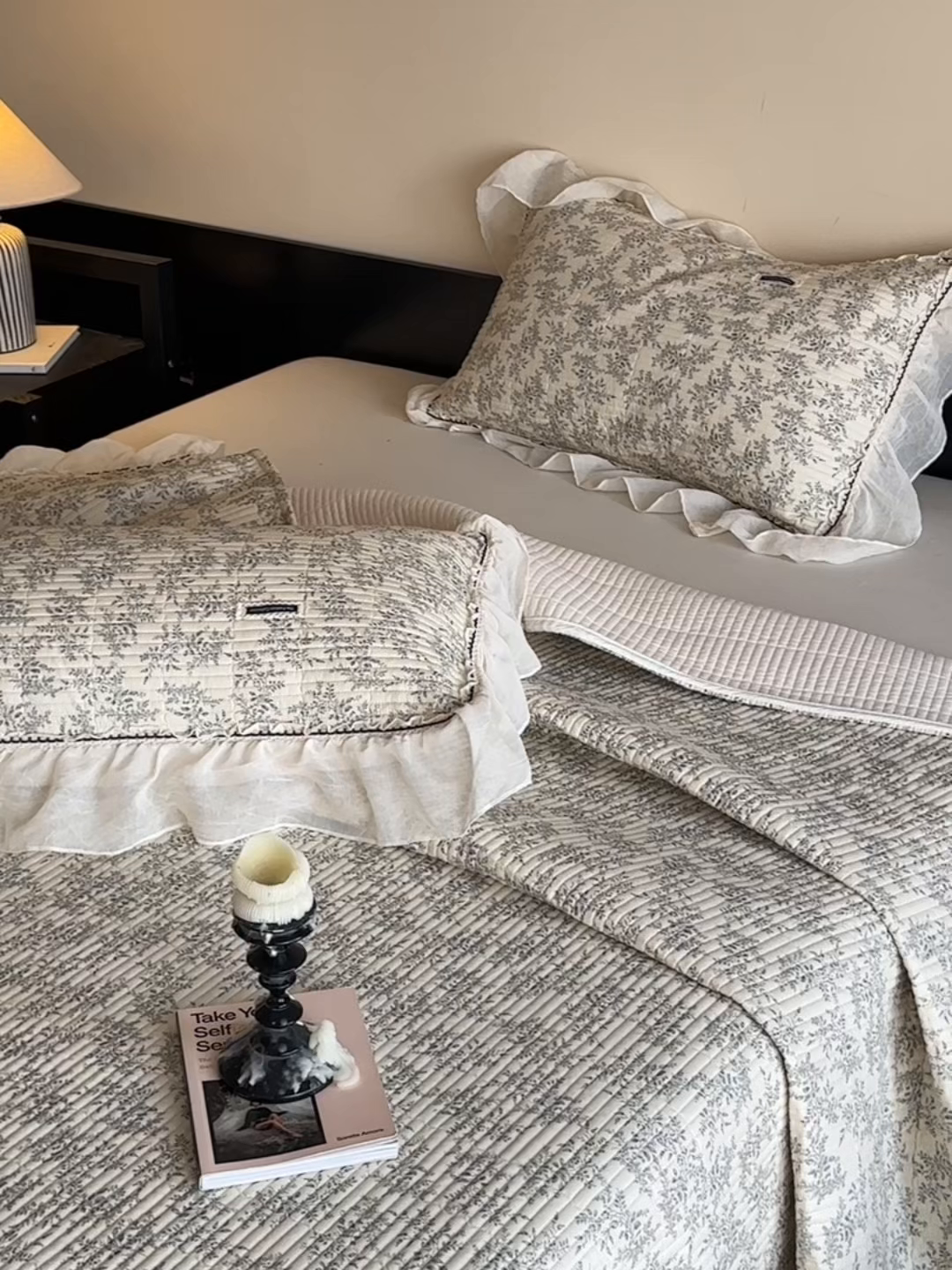 91家纺网 家纺一手货源 找家纺 蓝邻家纺 2025春夏新款全棉纯棉双层纱织带款床盖-场景一 床盖-瑞莎-深灰