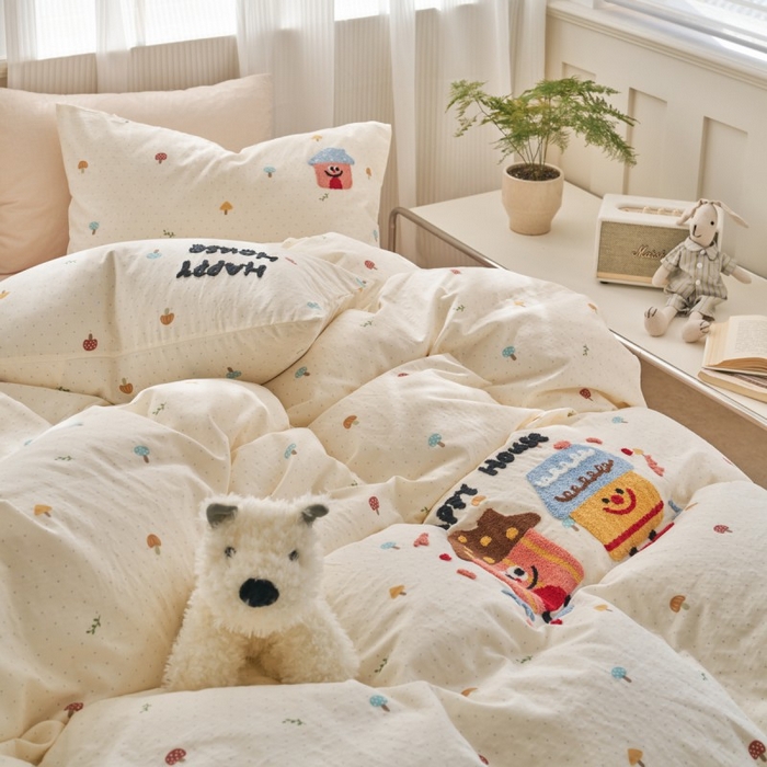 91家纺网 家纺一手货源 找家纺 洋铭区（原狠狠爱） 2025新款A类全棉双层纱毛巾绣四件套 快乐小屋