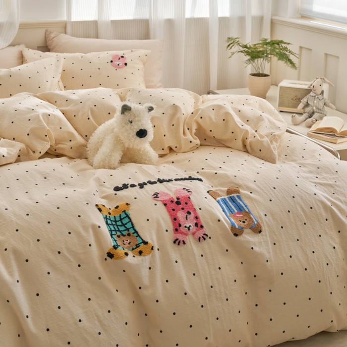 91家纺网 家纺一手货源 找家纺 洋铭区（原狠狠爱） 2025新款A类全棉双层纱毛巾绣四件套 三只小趴猫