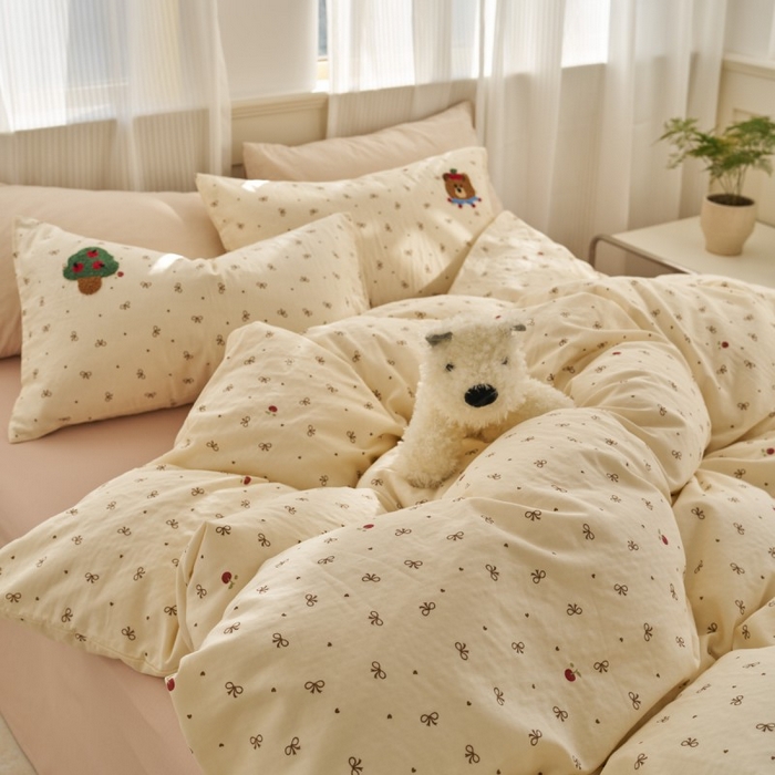 91家纺网 家纺一手货源 找家纺 洋铭区（原狠狠爱） 2025新款A类全棉双层纱毛巾绣四件套 单车小熊