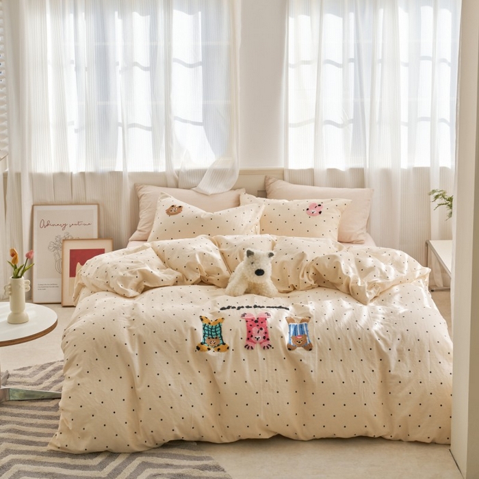 91家纺网 家纺一手货源 找家纺 洋铭区（原狠狠爱） 2025新款A类全棉双层纱毛巾绣四件套 三只小趴猫