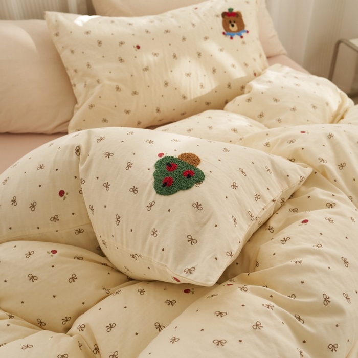 91家纺网 家纺一手货源 找家纺 洋铭区（原狠狠爱） 2025新款A类全棉双层纱毛巾绣四件套 单车小熊