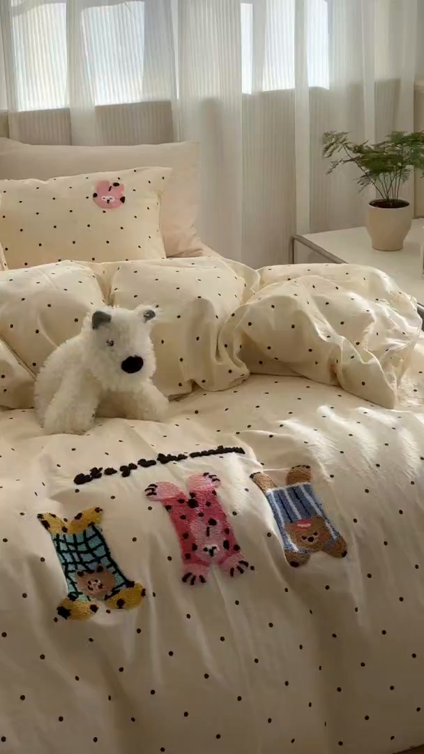 91家纺网 家纺一手货源 找家纺 洋铭区（原狠狠爱） 2025新款A类全棉双层纱毛巾绣四件套 三只小趴猫