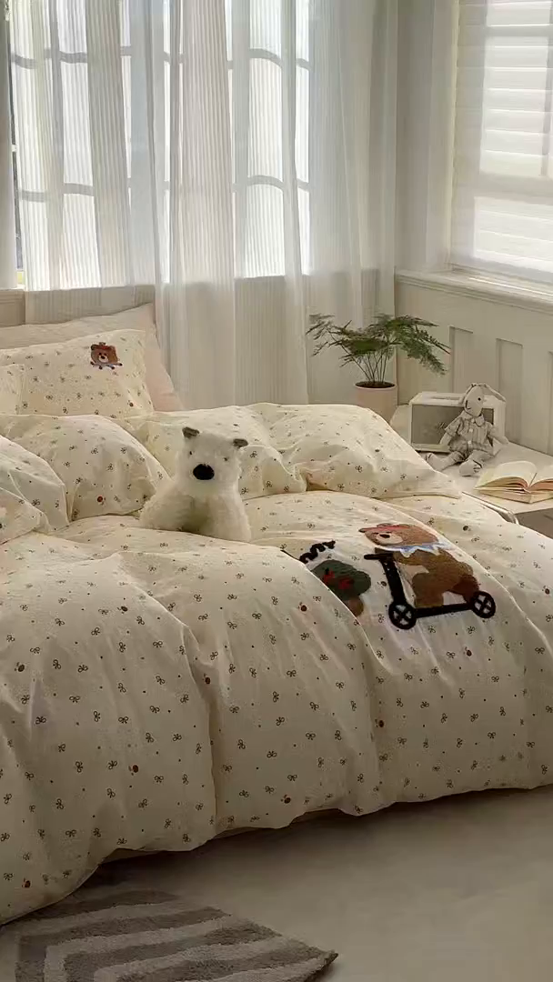 91家纺网 家纺一手货源 找家纺 洋铭区（原狠狠爱） 2025新款A类全棉双层纱毛巾绣四件套 单车小熊