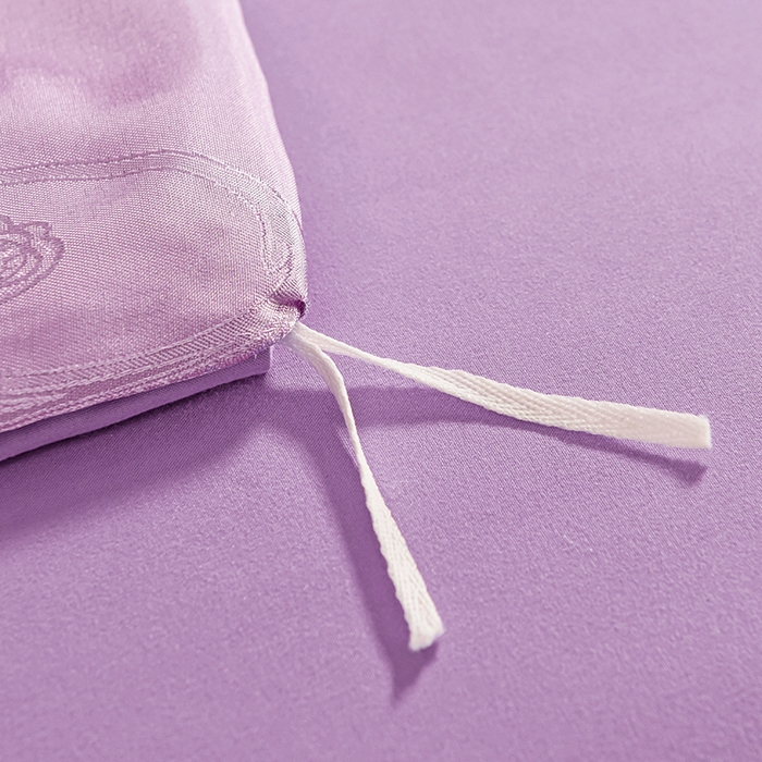 91家纺网 家纺一手货源 找家纺 优美 2025新款一字绣提花四件套系列 花间飞舞（雪青）