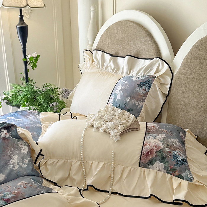 91家纺网 家纺一手货源 找家纺 宅家居 2025新款A类水洗亲肤棉磨毛法式拼接数码印花奶油韩式花边款四件套 爱丽丝