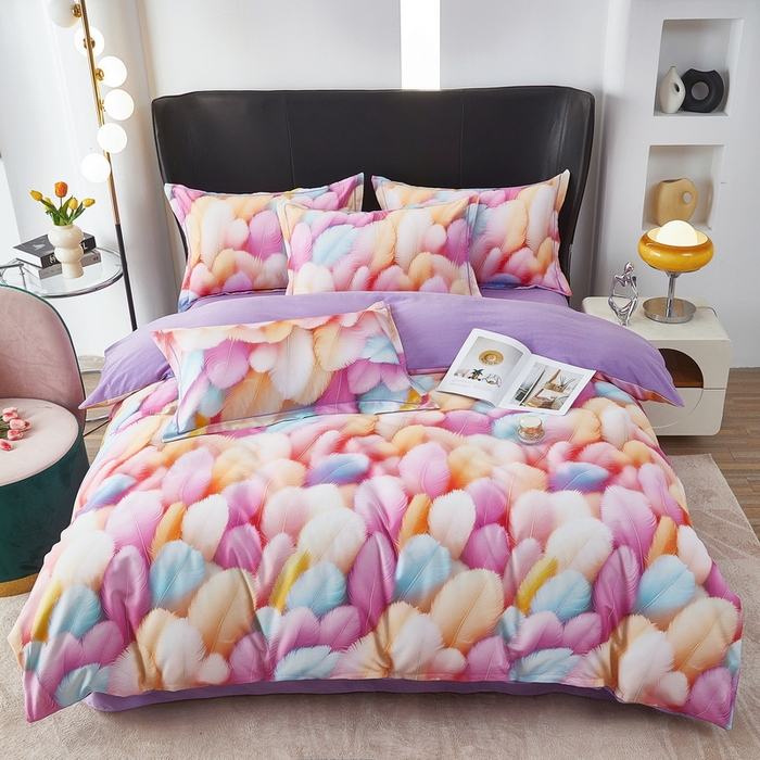 91家纺网 家纺一手货源 找家纺 雲归梦 2025春夏新款全棉纯棉5D数码印花四件套 羽毛飘飘-粉