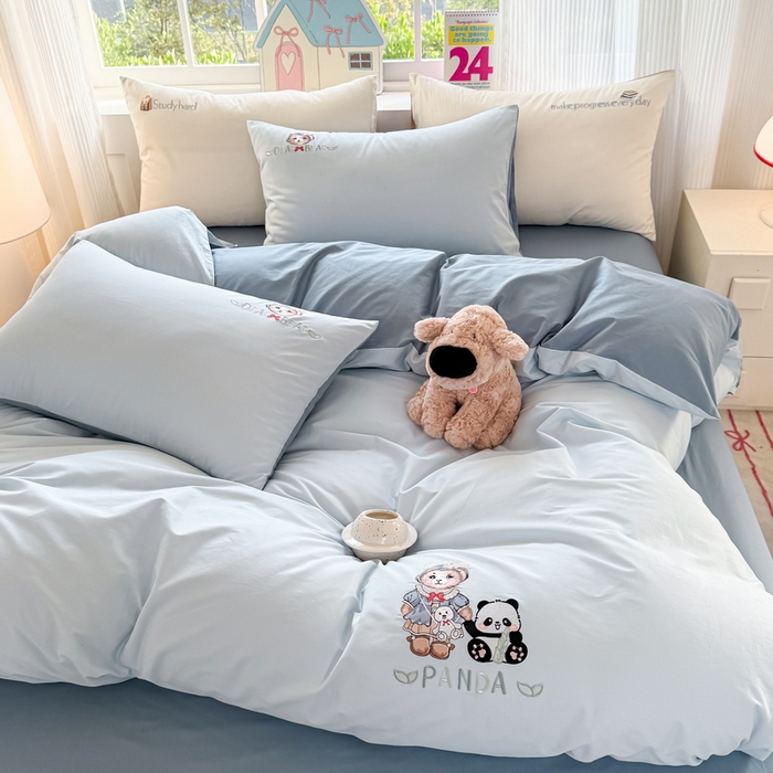 91家纺网 家纺一手货源 找家纺 雲归梦 2025春夏新款全棉纯棉刺绣潮熊学院派系列四件套 熊猫熊