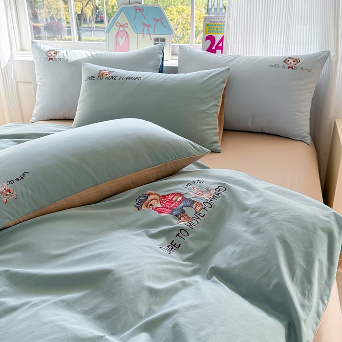 91家纺网 家纺一手货源 找家纺 雲归梦 2025春夏新款全棉纯棉刺绣潮熊学院派系列四件套 比尔熊