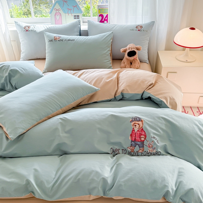 91家纺网 家纺一手货源 找家纺 雲归梦 2025春夏新款全棉纯棉刺绣潮熊学院派系列四件套 比尔熊