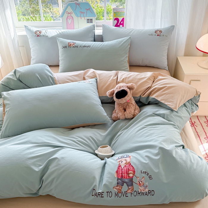 91家纺网 家纺一手货源 找家纺 雲归梦 2025春夏新款全棉纯棉刺绣潮熊学院派系列四件套 比尔熊