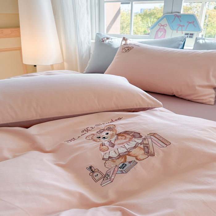 91家纺网 家纺一手货源 找家纺 雲归梦 2025春夏新款全棉纯棉刺绣潮熊学院派系列四件套 雅莱熊