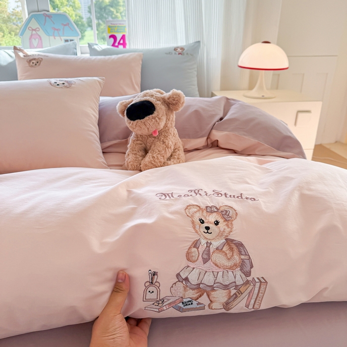 91家纺网 家纺一手货源 找家纺 雲归梦 2025春夏新款全棉纯棉刺绣潮熊学院派系列四件套 雅莱熊