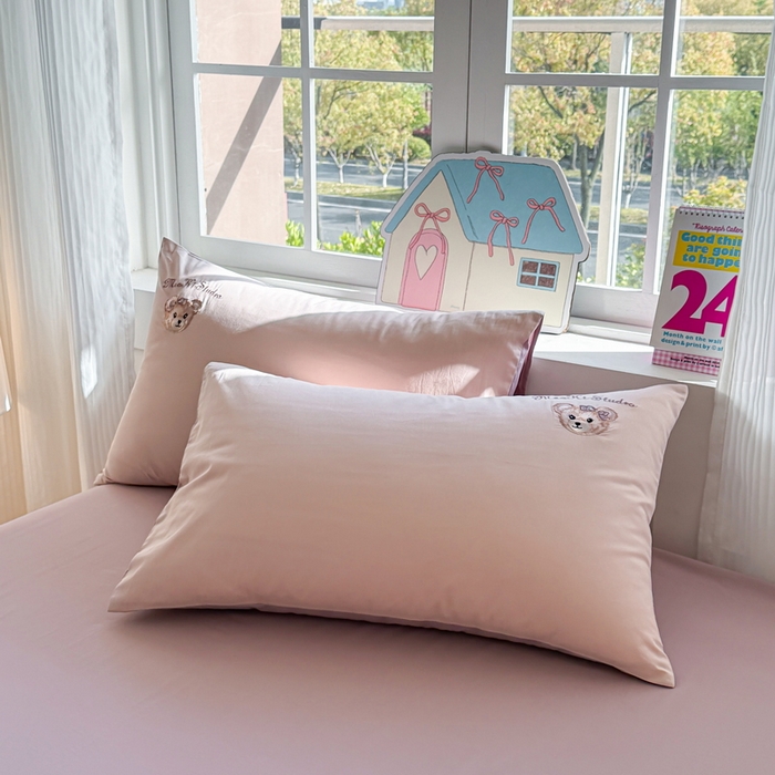 91家纺网 家纺一手货源 找家纺 雲归梦 2025春夏新款全棉纯棉刺绣潮熊学院派系列四件套 雅莱熊