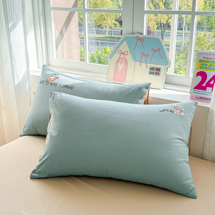 91家纺网 家纺一手货源 找家纺 雲归梦 2025春夏新款全棉纯棉刺绣潮熊学院派系列四件套 比尔熊