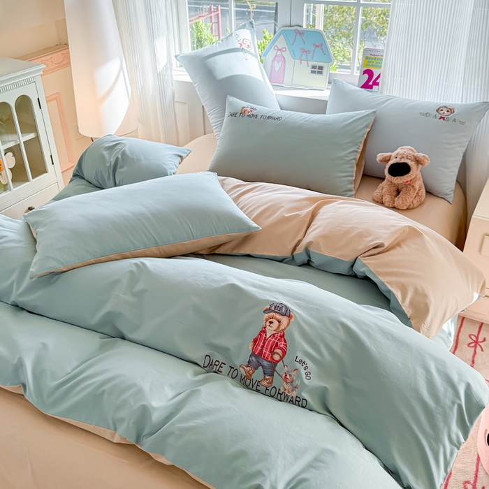 91家纺网 家纺一手货源 找家纺 雲归梦 2025春夏新款全棉纯棉刺绣潮熊学院派系列四件套 比尔熊