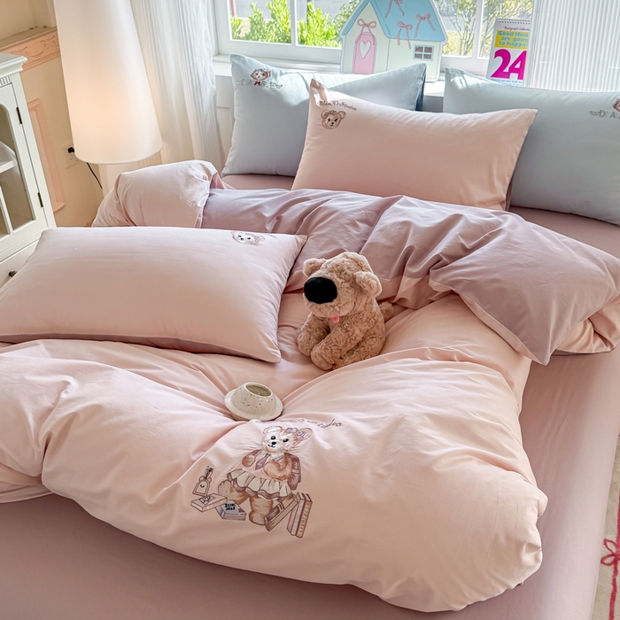 91家纺网 家纺一手货源 找家纺 雲归梦 2025春夏新款全棉纯棉刺绣潮熊学院派系列四件套 雅莱熊