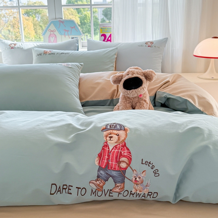 91家纺网 家纺一手货源 找家纺 雲归梦 2025春夏新款全棉纯棉刺绣潮熊学院派系列四件套 比尔熊